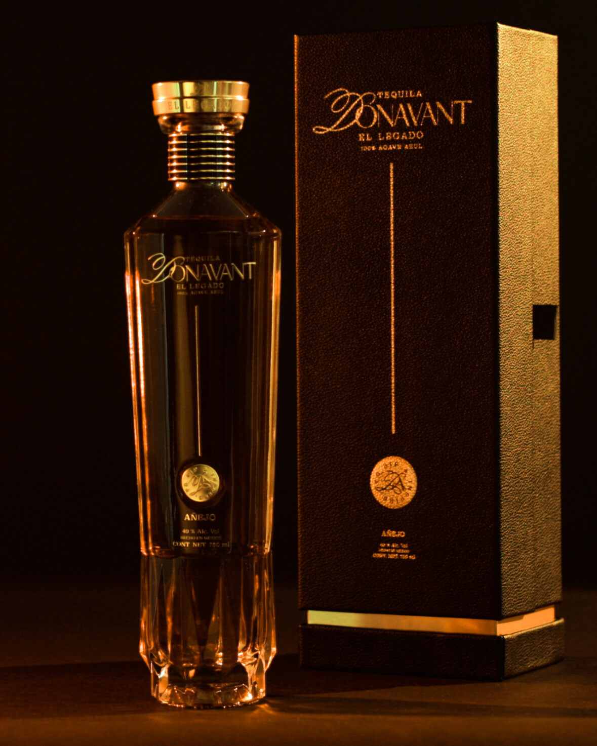 Donavant El Legado Añejo bottle and presentation box